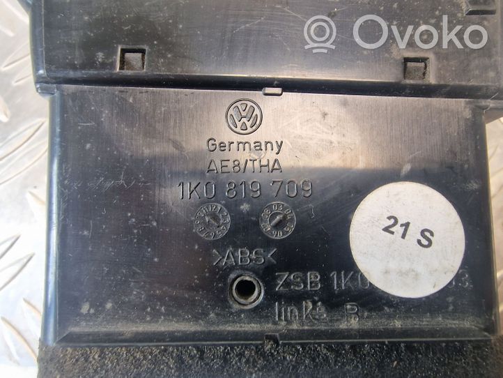 Volkswagen Golf V Kojelaudan sivutuuletussuuttimen kehys 1K0819709