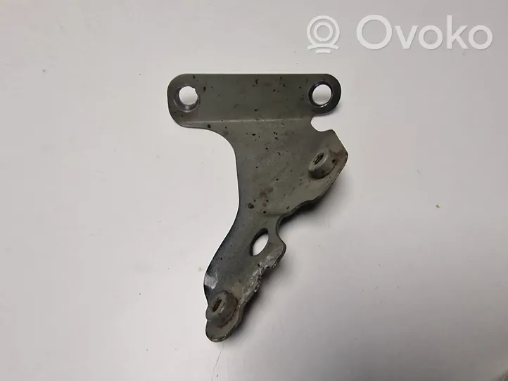 Audi Q7 4L Supporto di montaggio del parafango 4L0821136