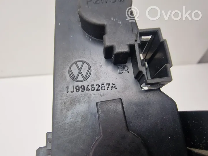 Volkswagen Golf IV Porte ampoule de feu arrière 1J9945257A