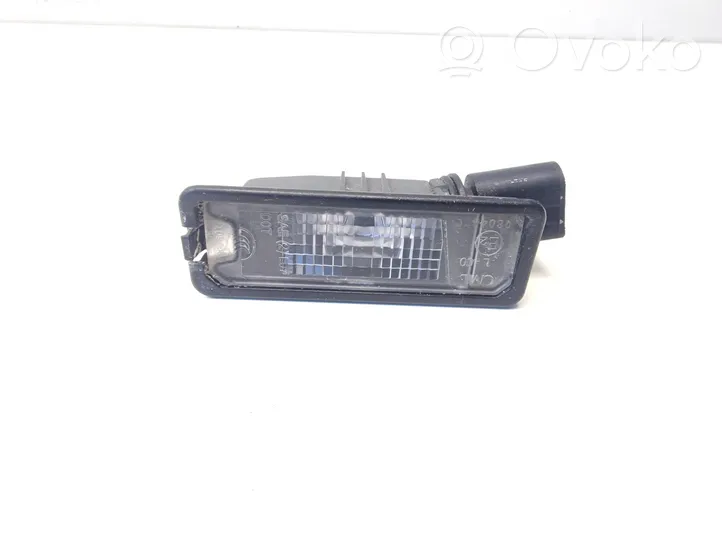 Volkswagen Golf VII Lampa oświetlenia tylnej tablicy rejestracyjnej 1K8943021