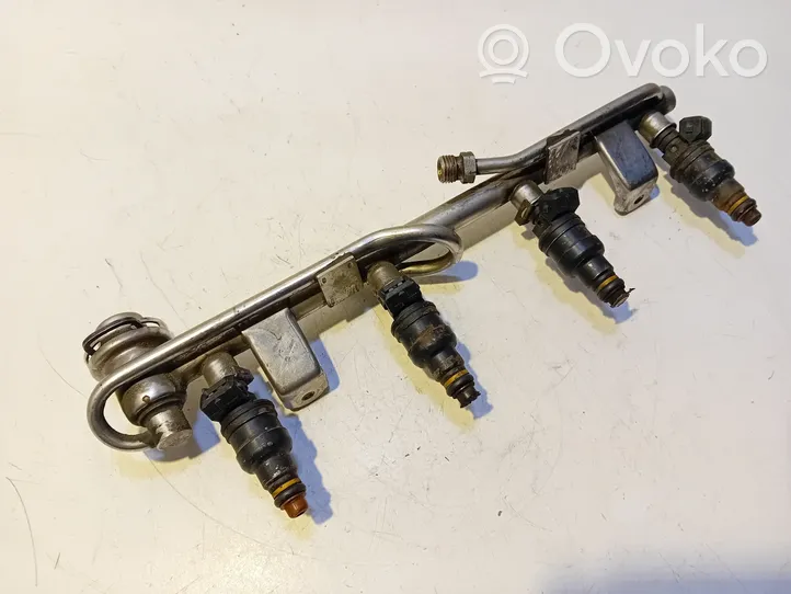 Audi A6 S6 C4 4A Kraftstoffverteiler Einspritzleiste Verteilerrohr 058133681