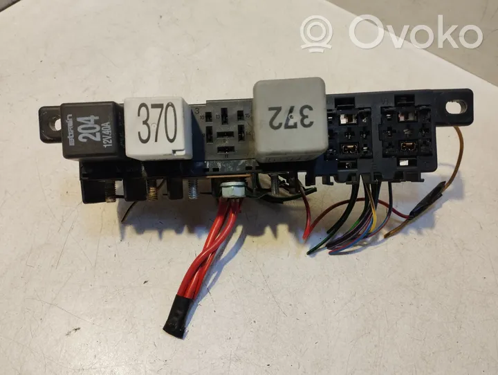 Volkswagen PASSAT B5 Relay mounting block 896083000