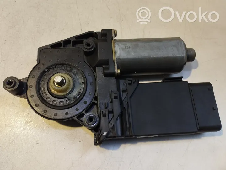 Volkswagen PASSAT B5 Moteur de lève-vitre de porte avant F005S00027