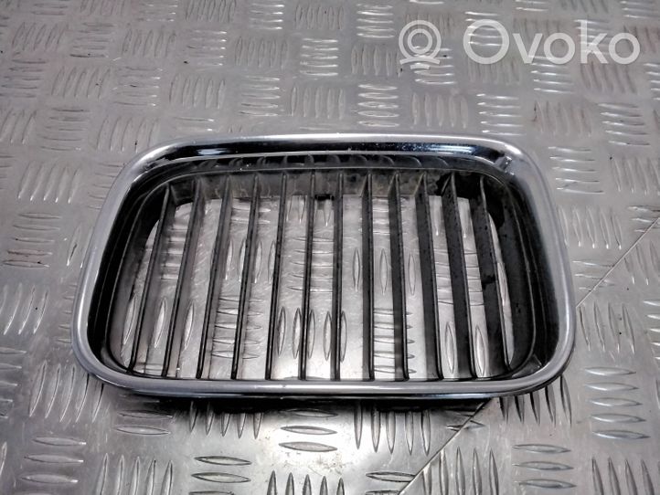 BMW 3 E36 Grille calandre supérieure de pare-chocs avant 51138122237