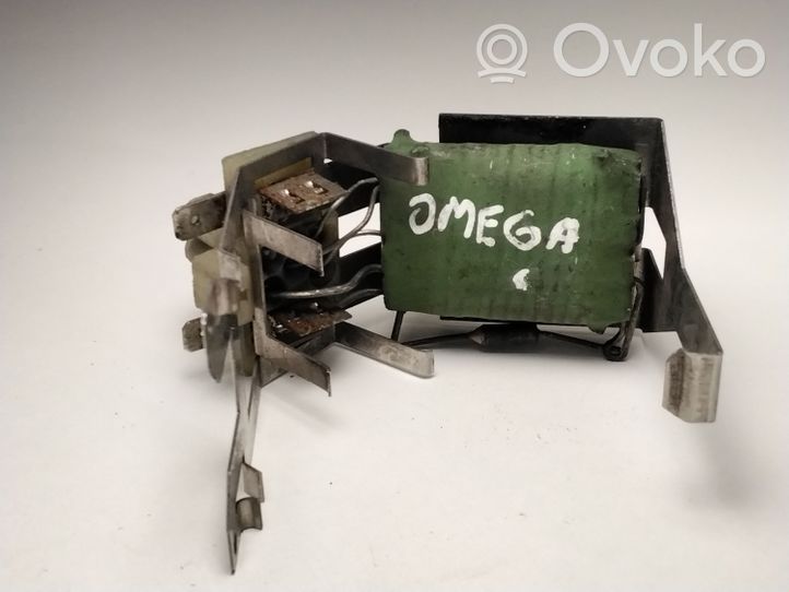 Opel Omega B2 Lämpöpuhaltimen moottorin vastus 