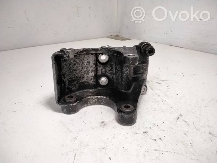 Volkswagen PASSAT B3 Soporte de la bomba de dirección hidráulica 021145169D