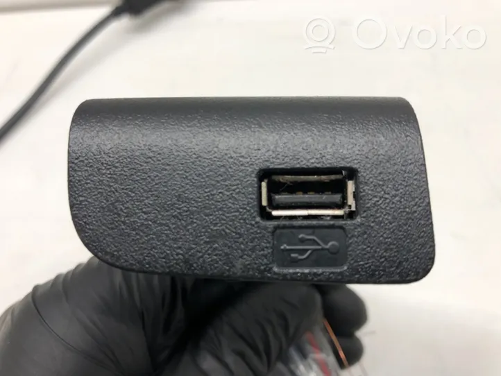Ford Focus USB jungtis F1ET-14D202-DA