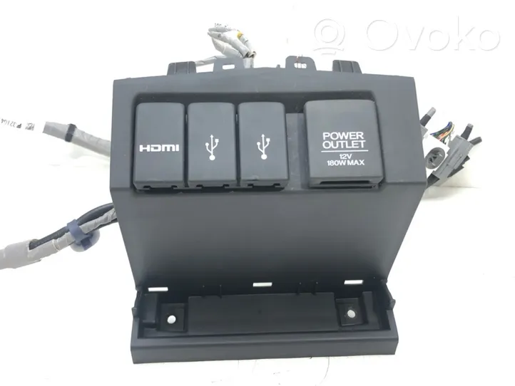 Honda CR-V USB-pistokeliitin 32104-T1E-G004