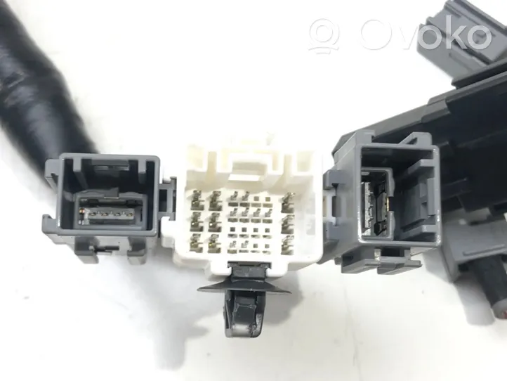 Honda CR-V USB-pistokeliitin 32104-T1E-G004