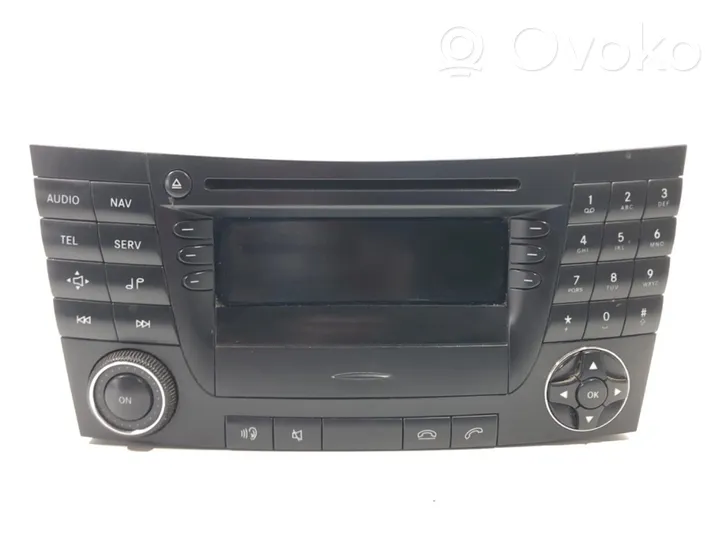 Mercedes-Benz E W211 Radio / CD/DVD atskaņotājs / navigācija A2118202097