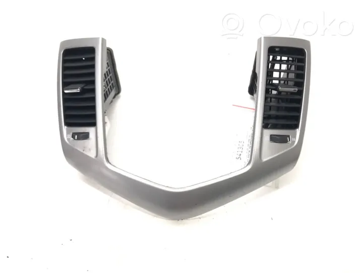 Chevrolet Cruze Moldura protectora de la rejilla de ventilación lateral del panel 95999099