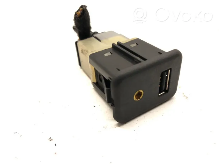 Chevrolet Cruze II USB-pistokeliitin 