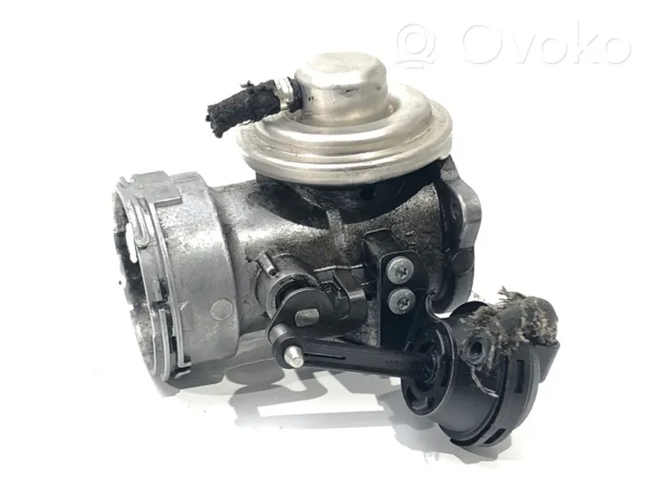 Volkswagen PASSAT B5.5 Valvola EGR 038131501J