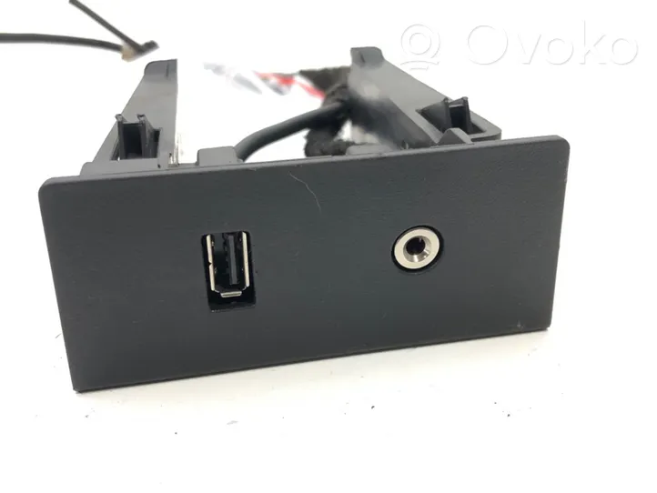 Ford Focus Connecteur/prise USB BM51A044L28ADW