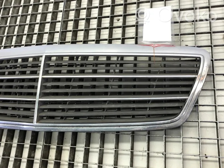 Mercedes-Benz C AMG W203 Atrapa chłodnicy / Grill A2038800483