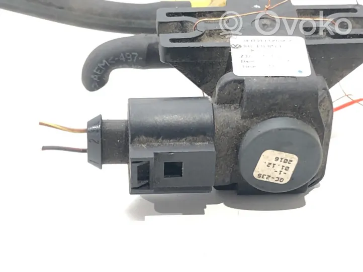 Volkswagen Golf VII Fuel pressure regulator 04L131051F