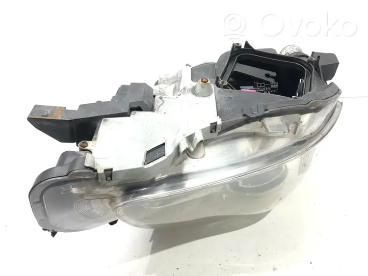 Toyota Avensis T270 Lampa przednia 81126-05310