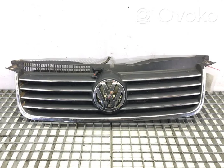 Volkswagen PASSAT B5.5 Передняя решётка 3B0853562