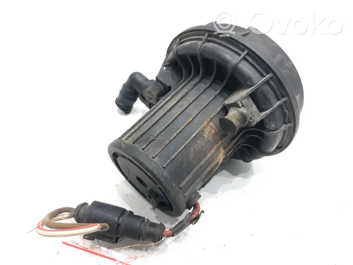 Audi A3 S3 8L Toissijainen ilmapumppu 06A131333C