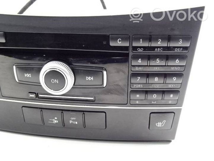 Mercedes-Benz E C207 W207 Unidad delantera de radio/CD/DVD/GPS A2128700589