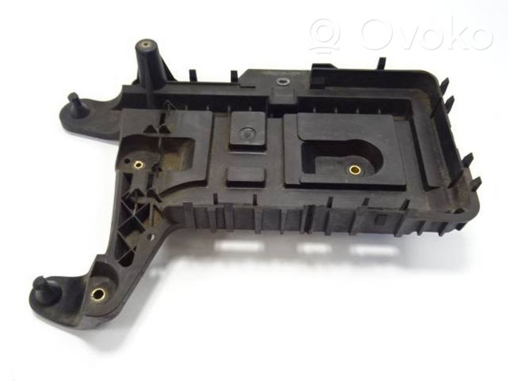 Volkswagen PASSAT CC Vassoio scatola della batteria 1K0915333