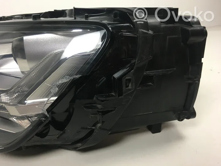 Audi Q7 4M Lampa przednia 4M0941033