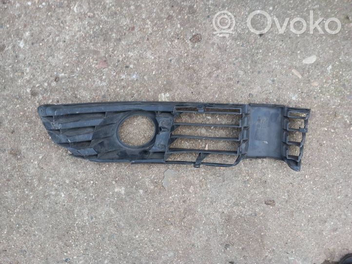 Volkswagen PASSAT B5.5 Grille inférieure de pare-chocs avant 3B0853665J