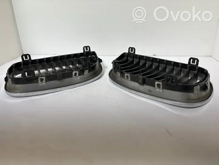 BMW 1 E81 E87 Grill / Wlot powietrza błotnika przedniego 22405910