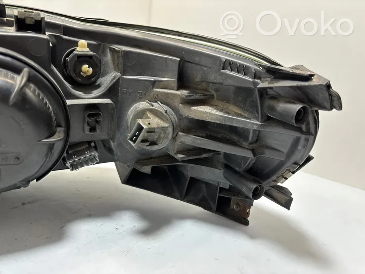 Volvo V70 Lampa przednia 8693548