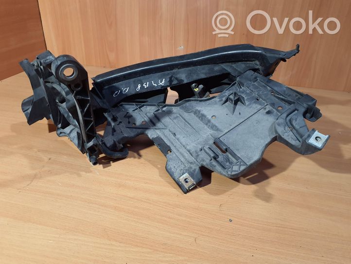 Audi A4 S4 B8 8K Priekšējā luktura turētājs 8K0805608A