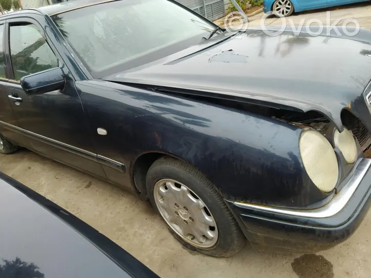 Mercedes-Benz E W210 Nadkole przednie 