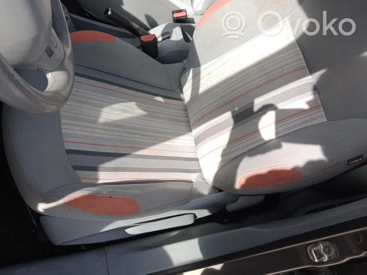 Peugeot 208 Sėdynių komplektas 