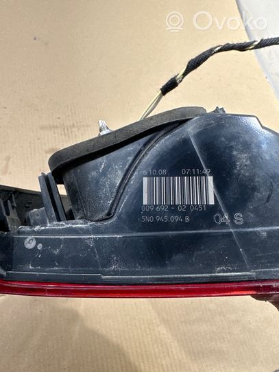 Volkswagen Tiguan Lampy tylnej klapy bagażnika 5N0945094B