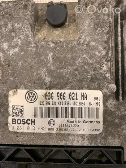 Volkswagen Golf V Variklio valdymo blokas 03G906021AB
