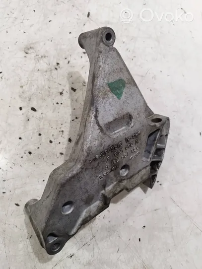 Volkswagen Touran I Engine mounting bracket 03G199207F