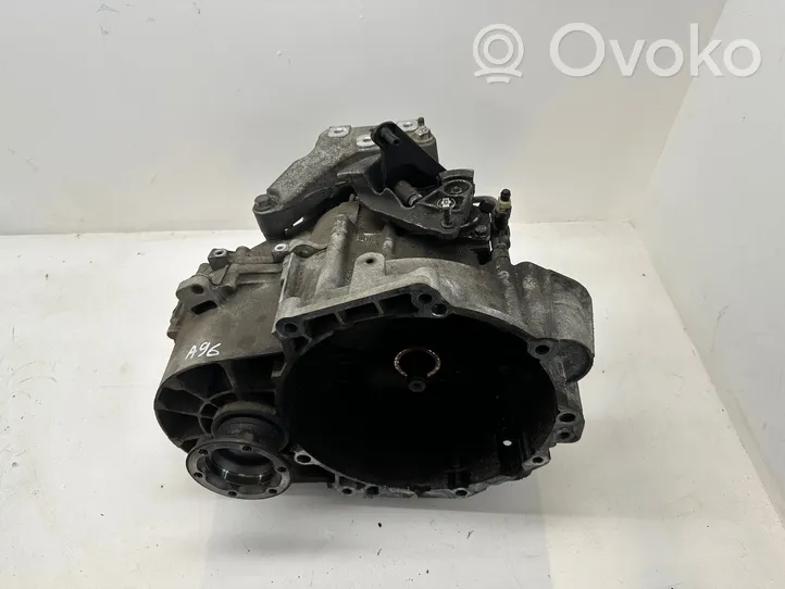 Volkswagen PASSAT B7 Mechaninė 6 pavarų dėžė 020301103