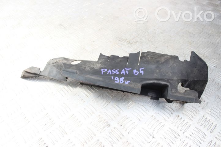 Volkswagen PASSAT B5 Välijäähdyttimen ilmanohjauksen ilmakanava 3B0121283