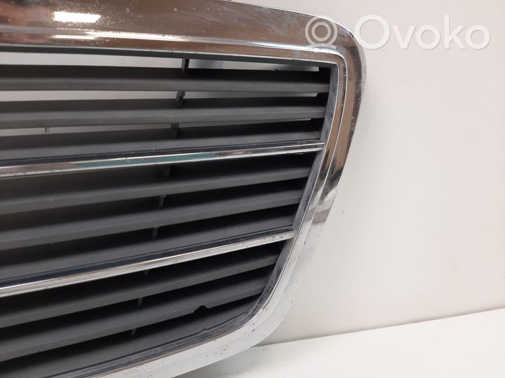 Mercedes-Benz C W203 Grille calandre supérieure de pare-chocs avant A2038800483