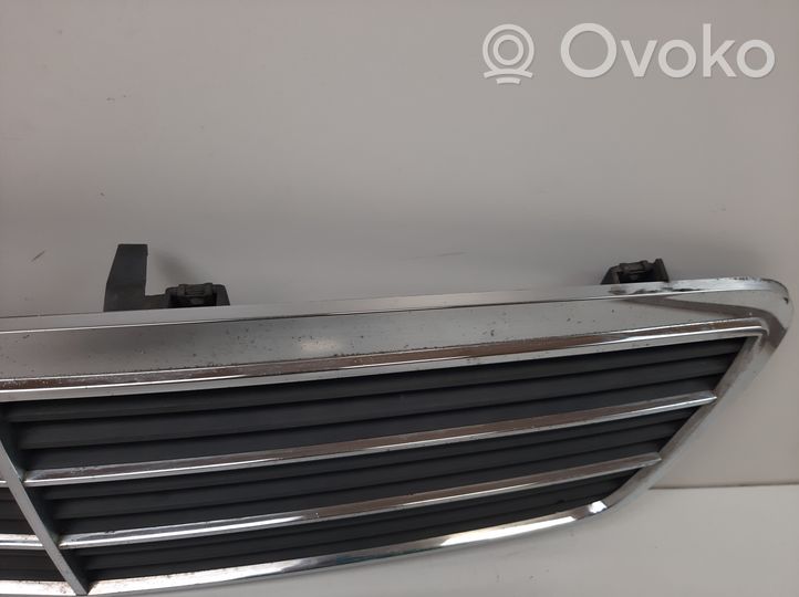 Mercedes-Benz C W203 Grille calandre supérieure de pare-chocs avant A2038800483