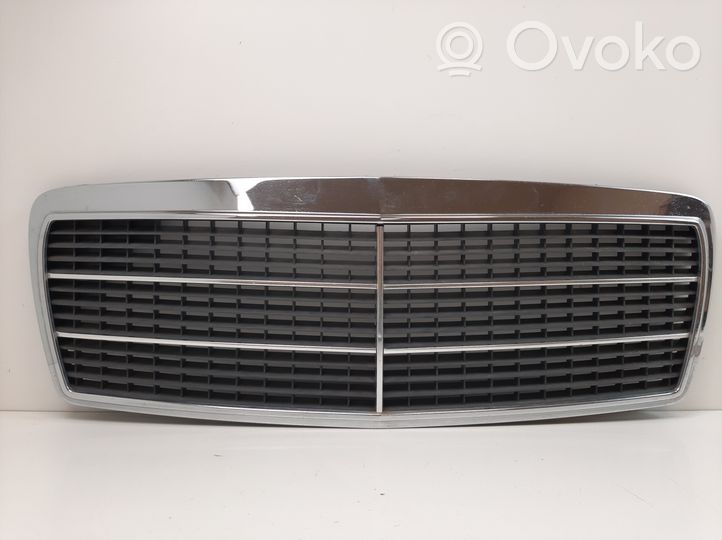 Mercedes-Benz E W210 Maskownica / Grill / Atrapa górna chłodnicy 2108880023