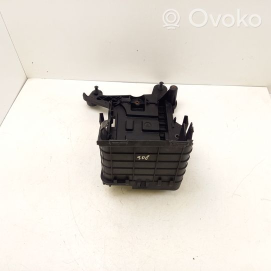 Volkswagen PASSAT B7 Vassoio batteria 1K0915333