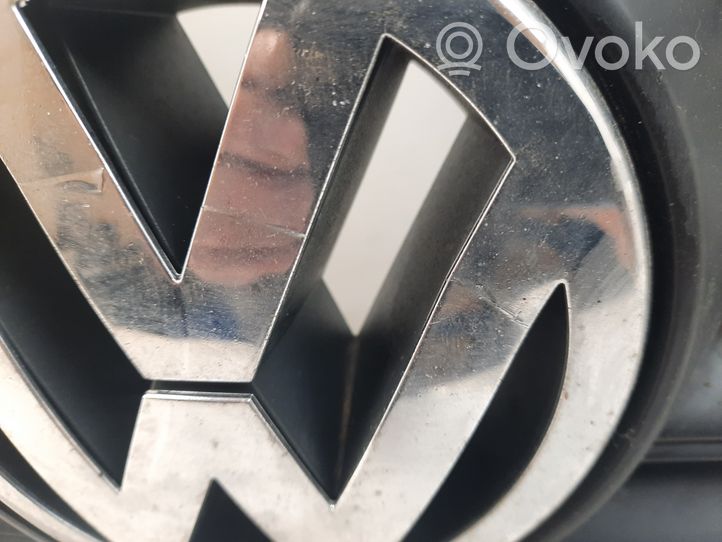 Volkswagen PASSAT B6 Etupuskurin ylempi jäähdytinsäleikkö 3C0853651