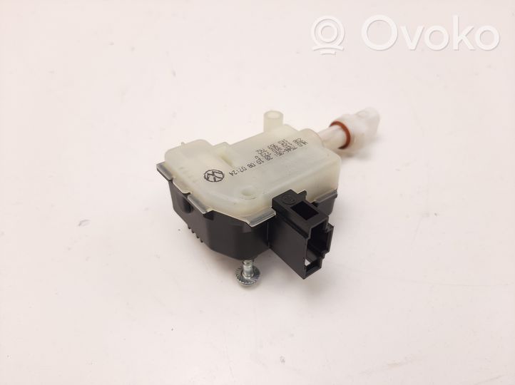 Volkswagen Touareg I Moteur de verrouillage trappe à essence 1J0810773D