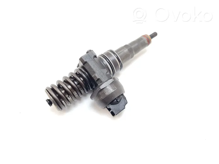 Volkswagen PASSAT B6 Inyector de combustible 038130073BQ