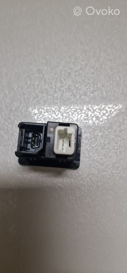 Nissan X-Trail T32 USB socket connector 795405004