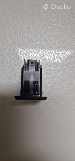 Nissan X-Trail T32 USB socket connector 795405004