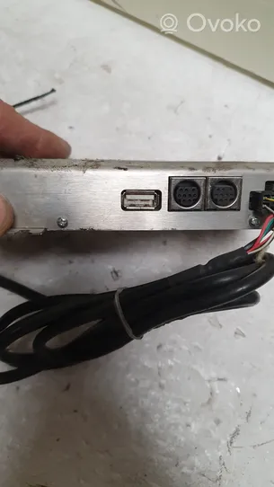 Mercedes-Benz E W211 Connettore plug in USB DENSION