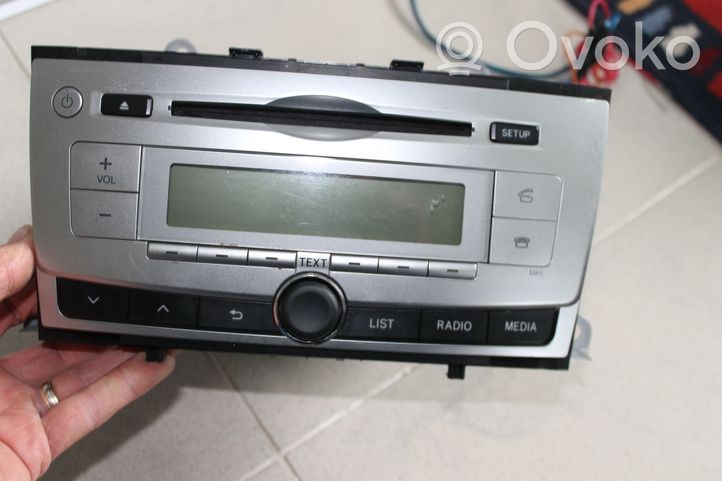 Toyota Avensis T270 Unidad delantera de radio/CD/DVD/GPS 8612005220
