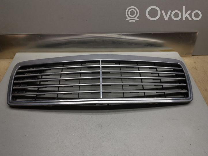 Mercedes-Benz E W210 Atrapa chłodnicy / Grill 2108880123