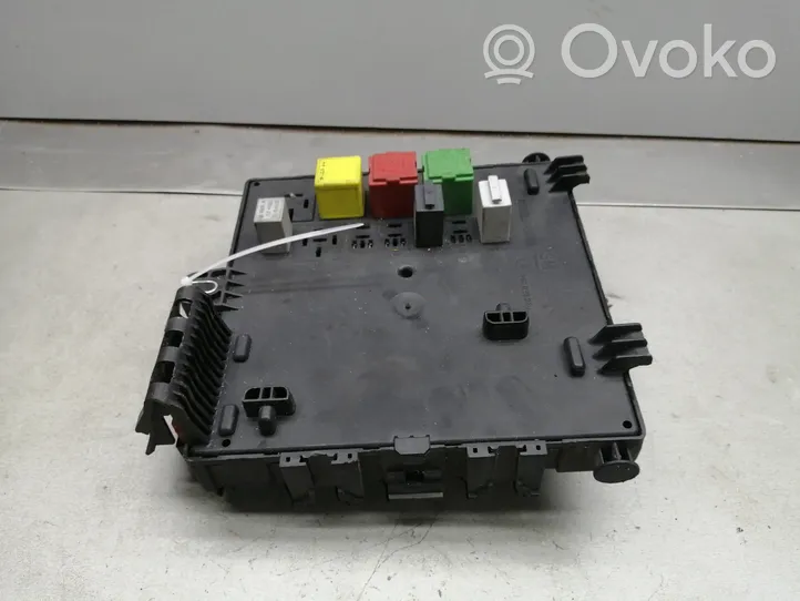 Opel Vectra C Module de fusibles 13205774